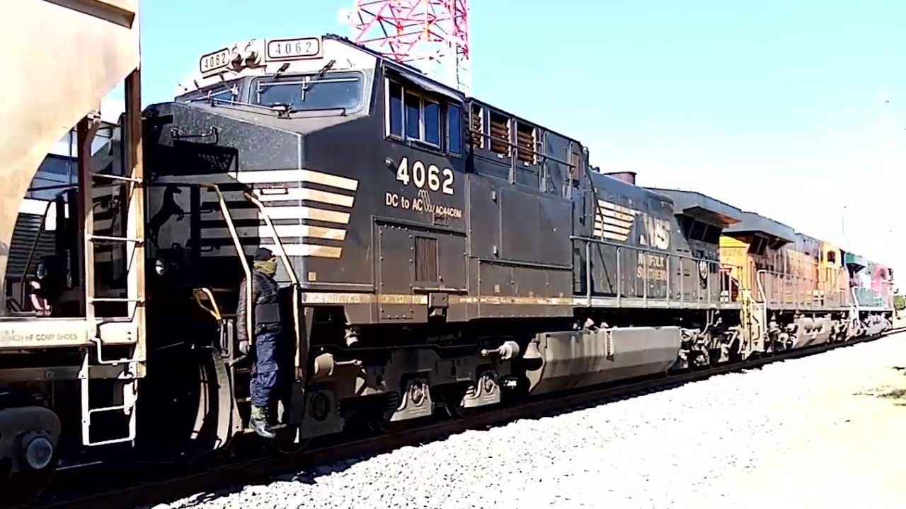 Un Mixto al norte con una 48 diabla al frente, una BNSF, una NS, y una porra