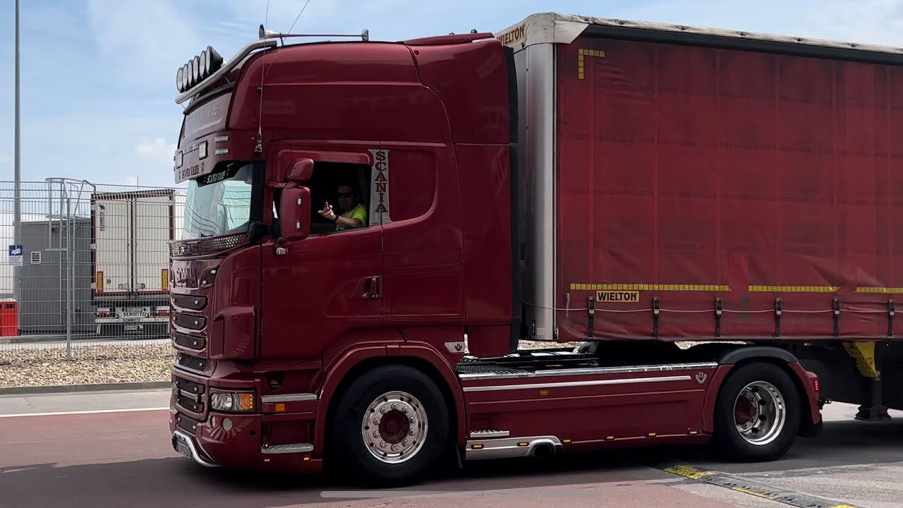 Scania R520 V8 with brutal deep open pipe sound