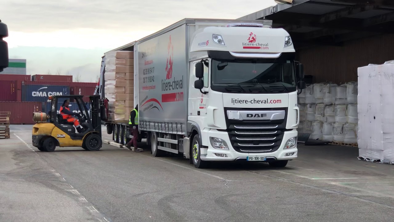 Stockage et chargement des camions qui partent livrer dans toute la France Ecobox 0235905417