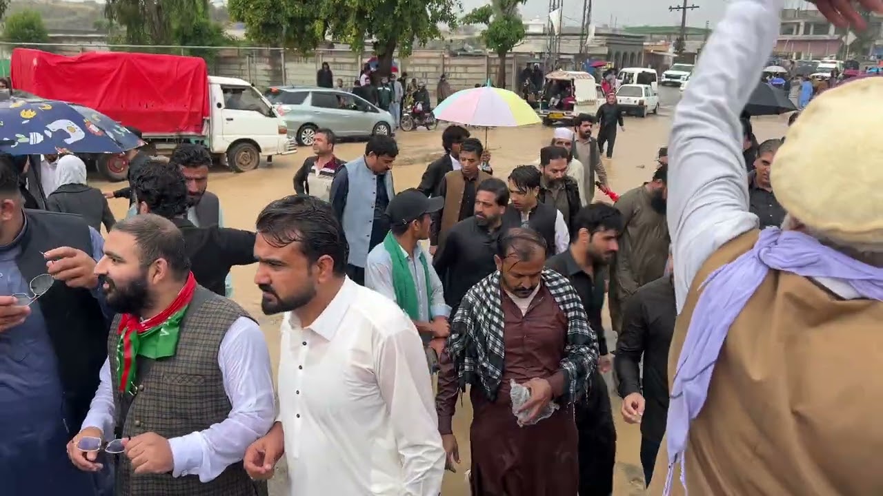 Adiala updates |pti protest outside adiala jail in heavy rain| aleema khan and sisters #imrankhan 