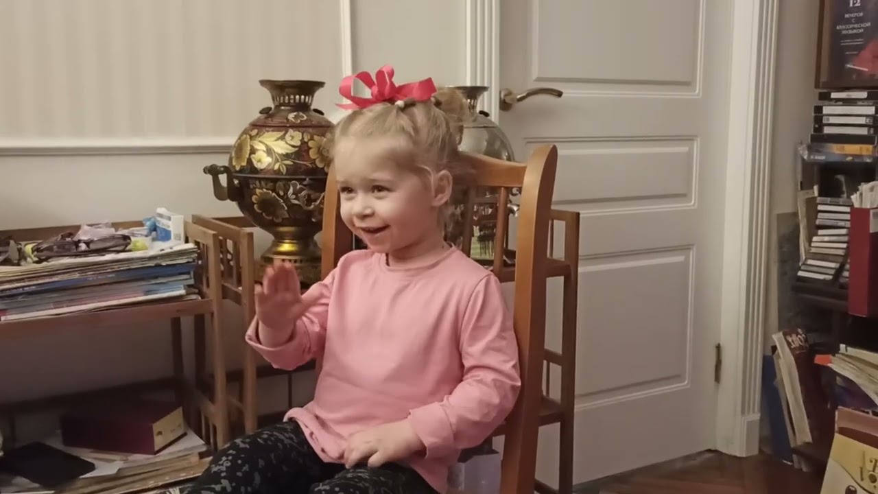 Поём с Ниночкой гамму с ручными знаками и орентируемся в ступенях. 
