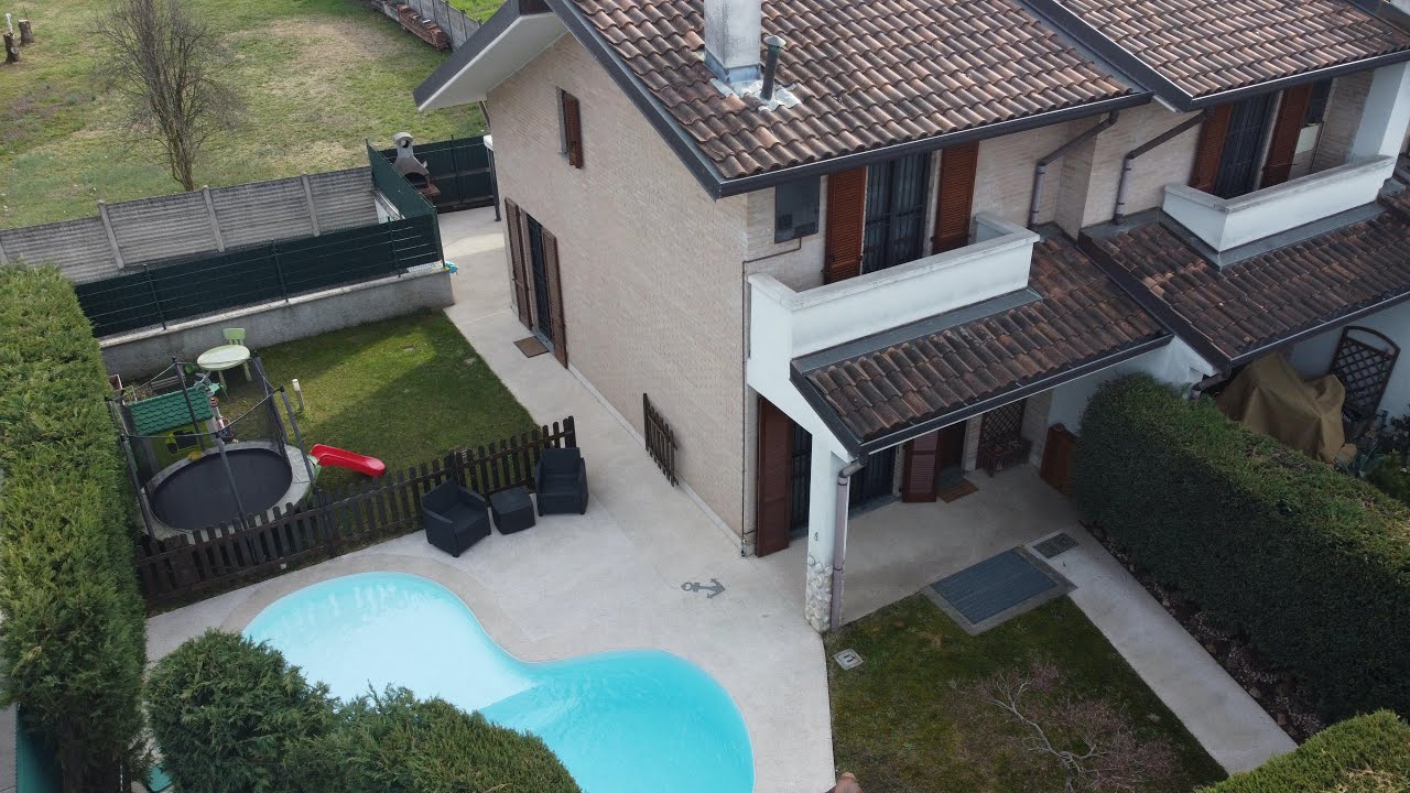 Villetta a schiera con piscina