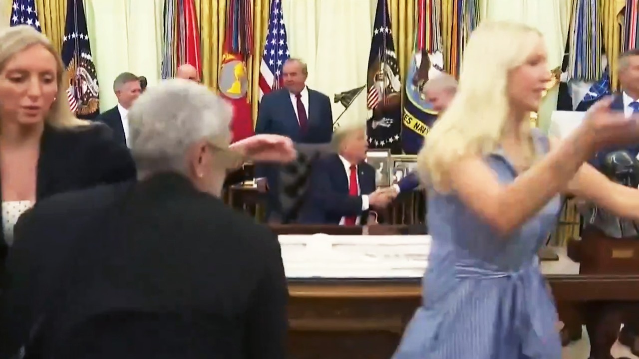 Trump can&rsquo;t speak, then aides RUSH reporters out