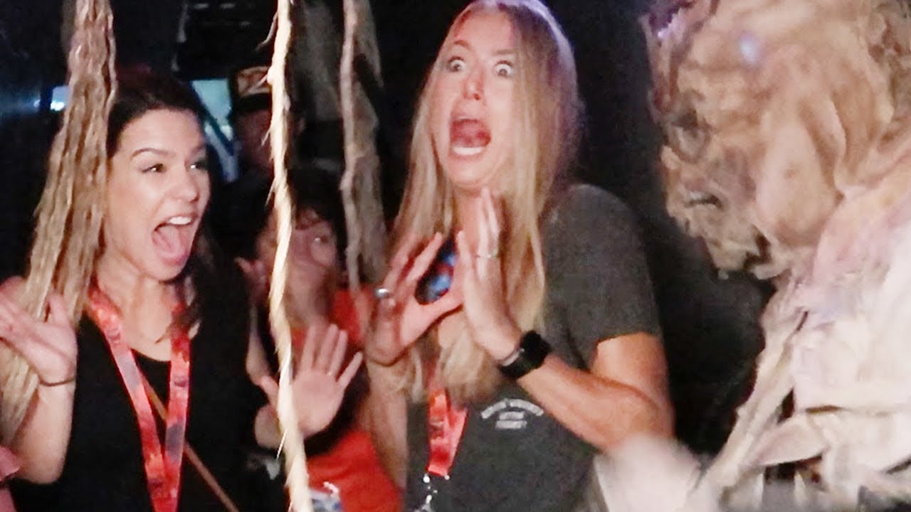 FUNNIEST REACTIONS TO HAUNTED HOUSE!