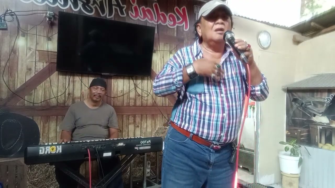 Ingin Aku Membencimu  cover ermin m live show at kedai arshilla kediri