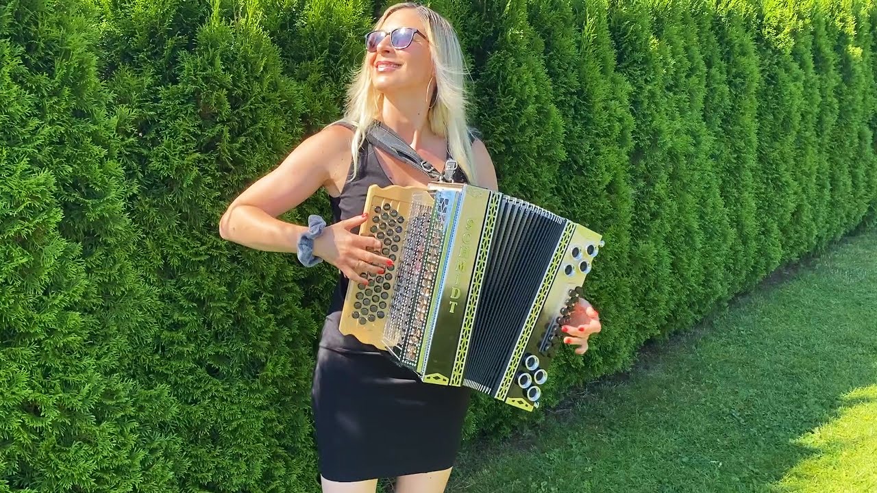 Die lustige CLAUDIA spielt das TROMPETENECHO auf ihrer Steirischen Harmonika!