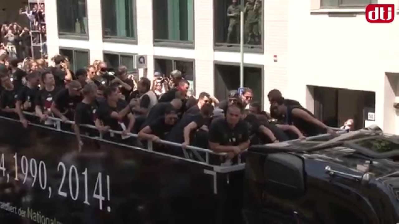 Berlin feiert die Weltmeister - Deutsche Nationalmannschaft in Berlin (15.07.2014) Full HD