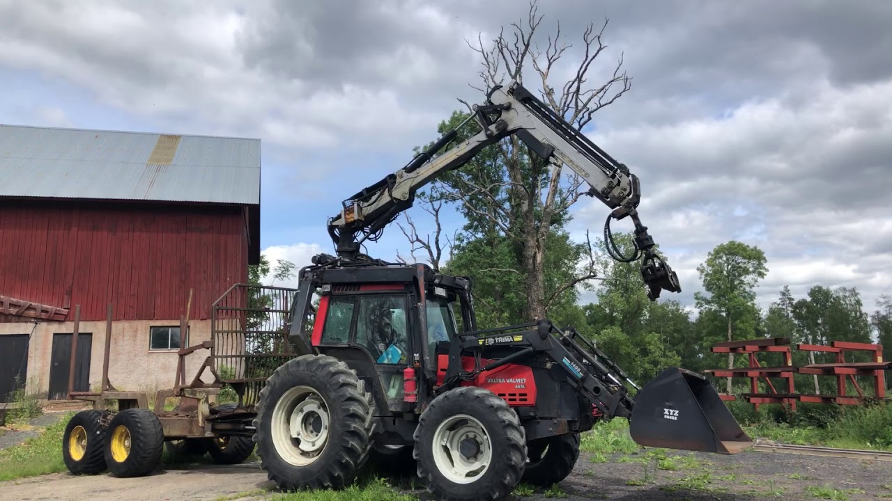 Köp Traktor Valtra Valmet 6650 med kran, skogsvagn och hydraulpump med tank