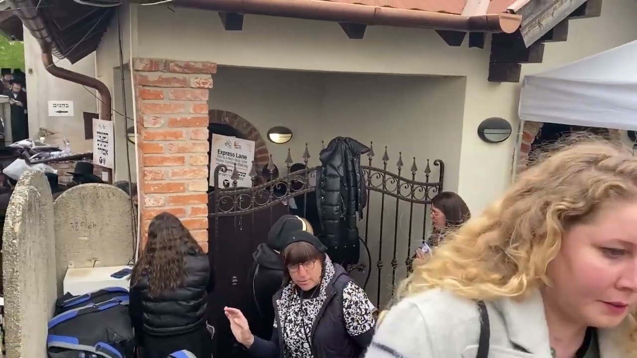 Zarándoklat a bodrogkeresztúri csodarabbi sírjához