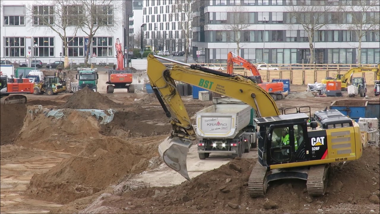 Bagger CAT 326F lädt LKW