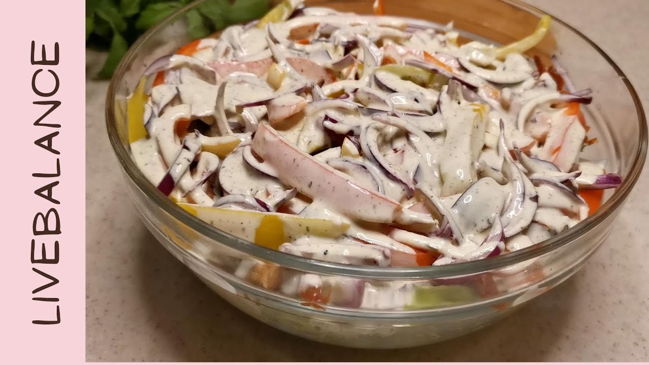 Pyszna i prosta sałatka z kurczakiem, suszonymi pomidorami.