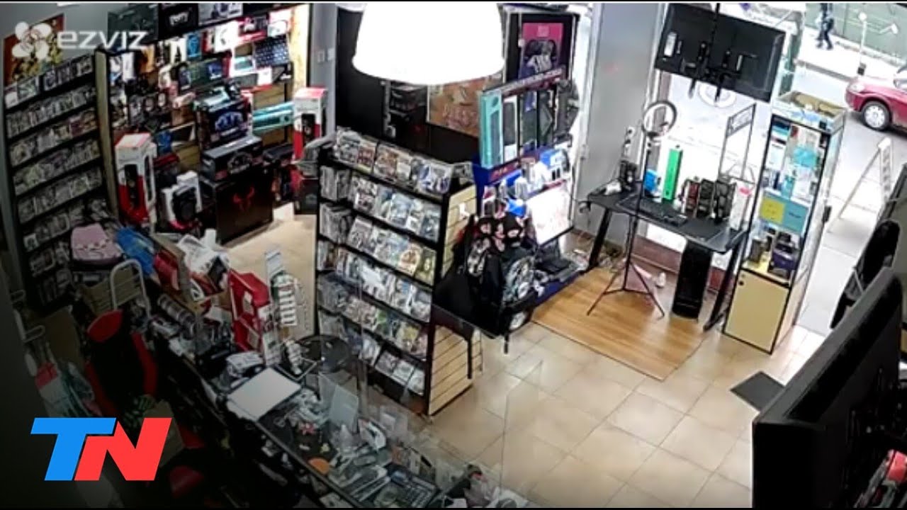 FINGÍAN SER CLIENTES: ERAN LADRONES | Mecheras asaltaron un local de tecnología en Burzaco