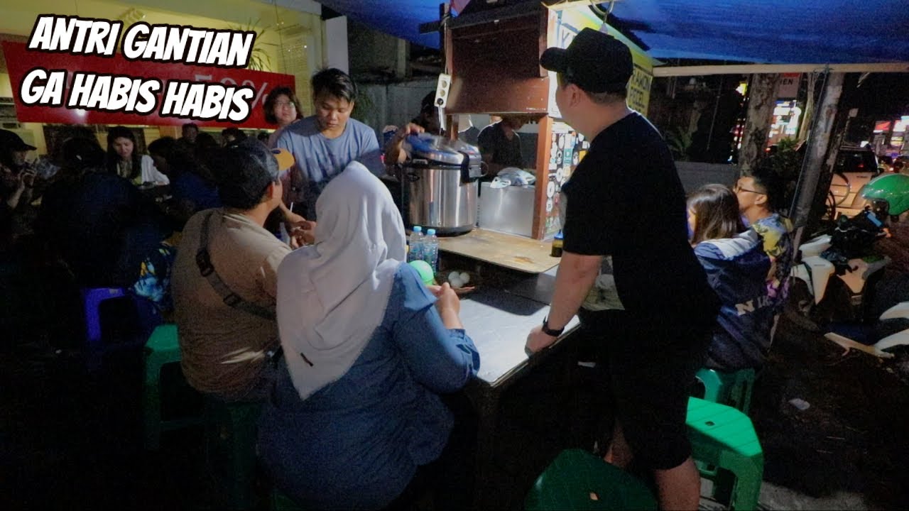 ANTRI BERGANTIAN MAKAN KULINER PINGGIR JALAN INI!!!