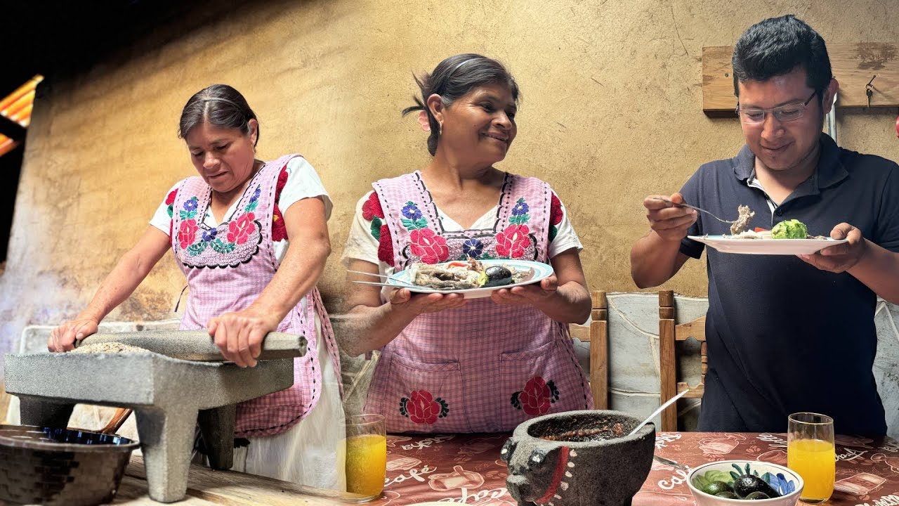 Como hacer enfrijoladas con frijol tostado y molido a mano en metate, sabor auténtico y tradicional