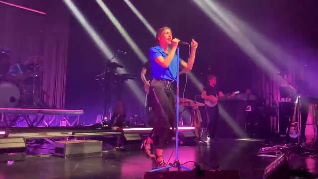 Olivia Ruiz - Extrait « Belle à en crever » (LIVE@LaBelleElectriqueGrenoble) le 13/12/2024