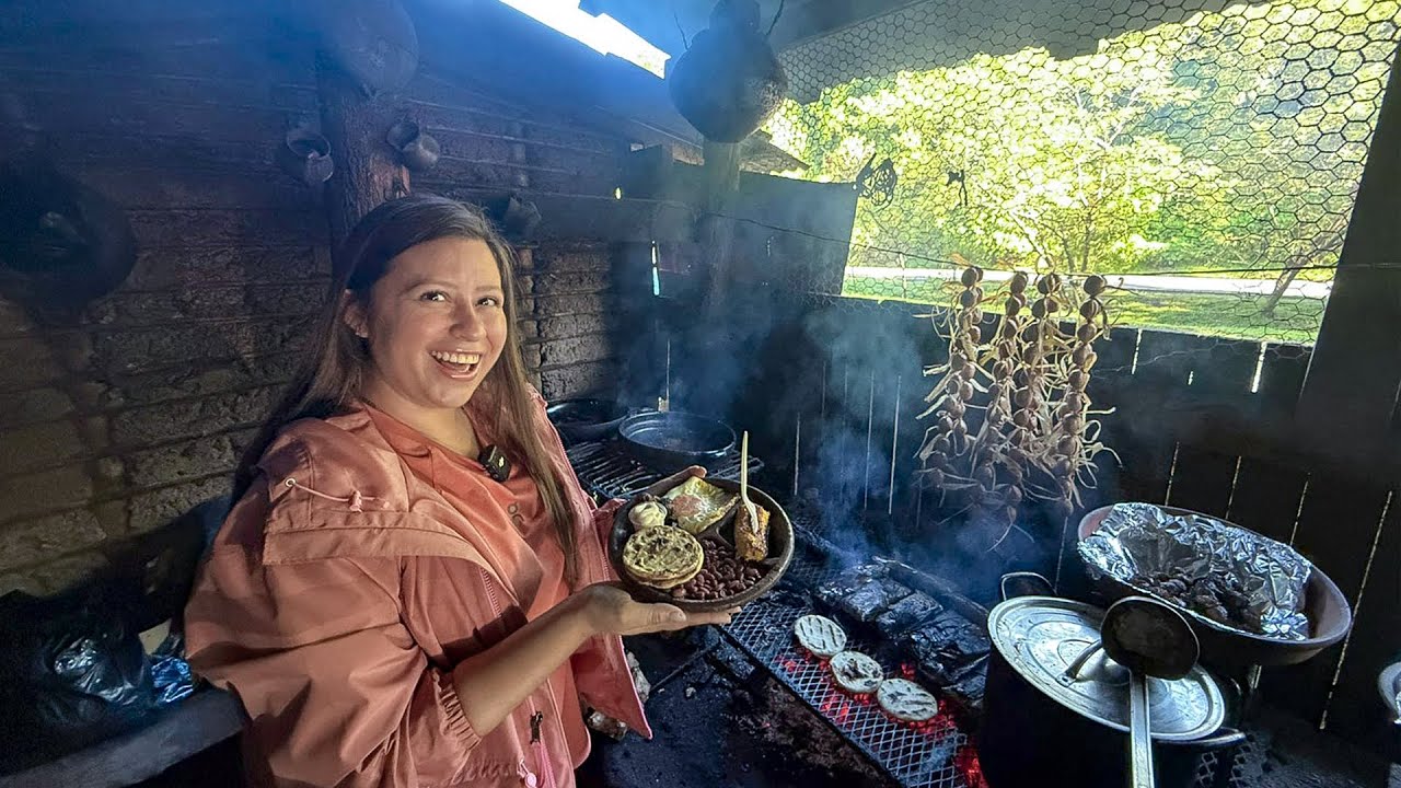 DESAYUNO T&Iacute;PICO SALVADORE&Ntilde;O HECHO EN LE&Ntilde;A