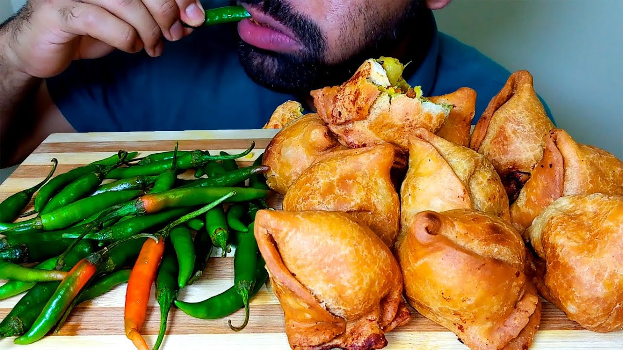 SAMOSA AND CHILLI EATING SHOW ! SPICY FOOD |#HungryPiran