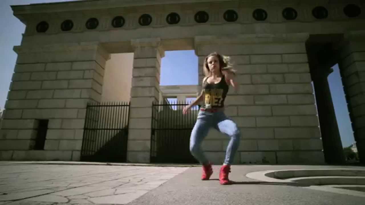 DHQ Fraules dancing to 