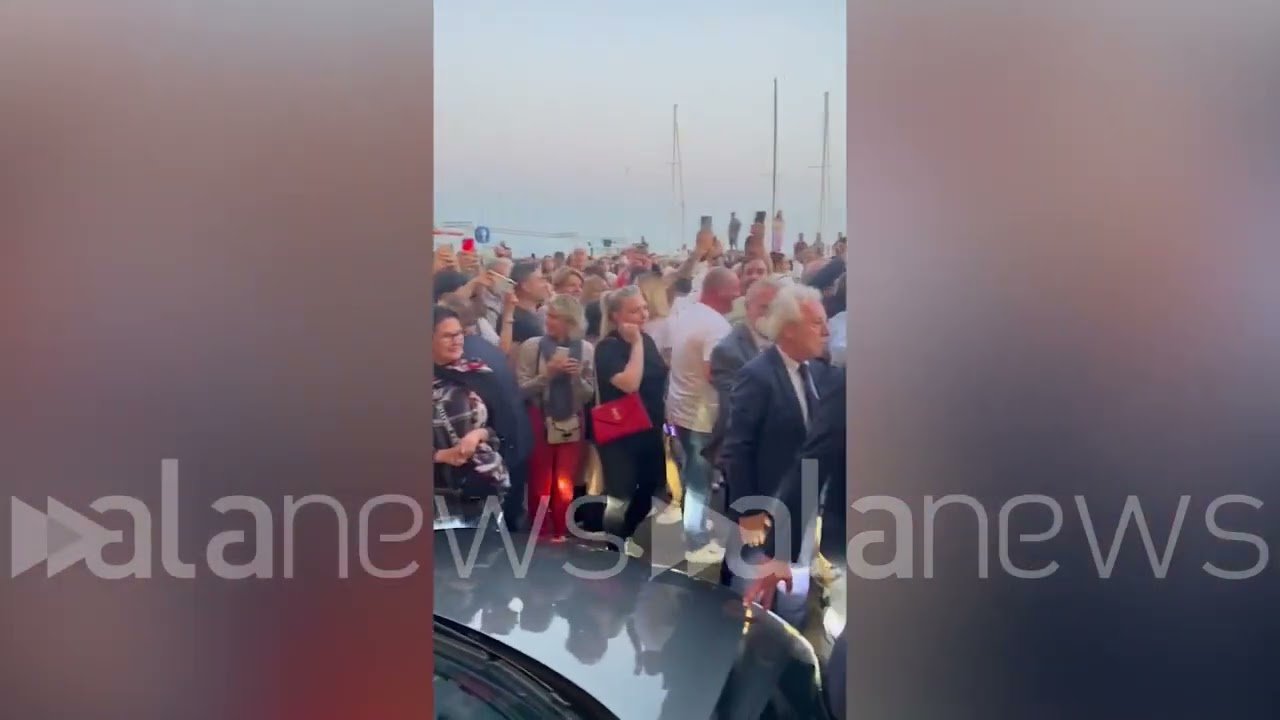 Bagno di folla a Napoli per Berlusconi, cori dei fan: 