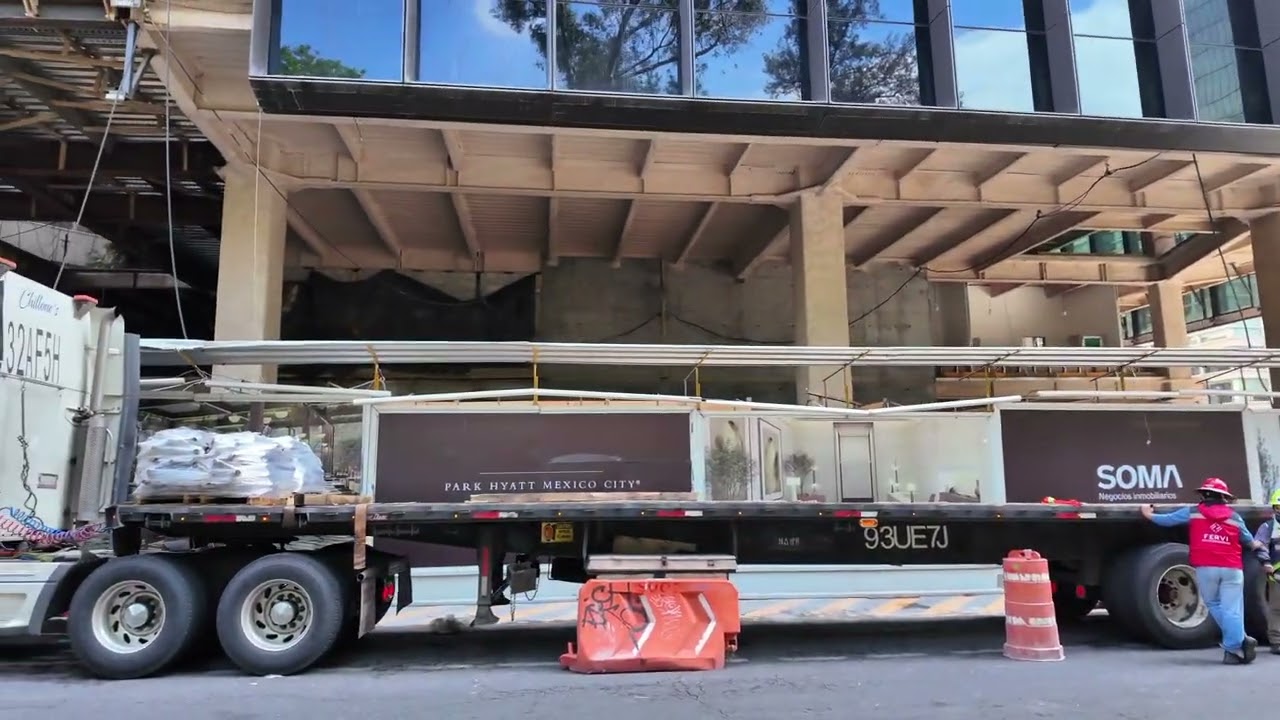 Visita a obra de Park Hyatt México City Para Sordo Madaleno. Torre Hotel , escalera Helicoidal