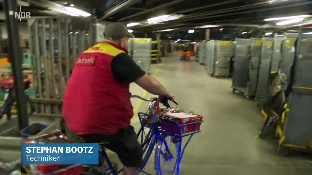 Weihnachtlicher Hochbetrieb im Paketzentrum Neumünster