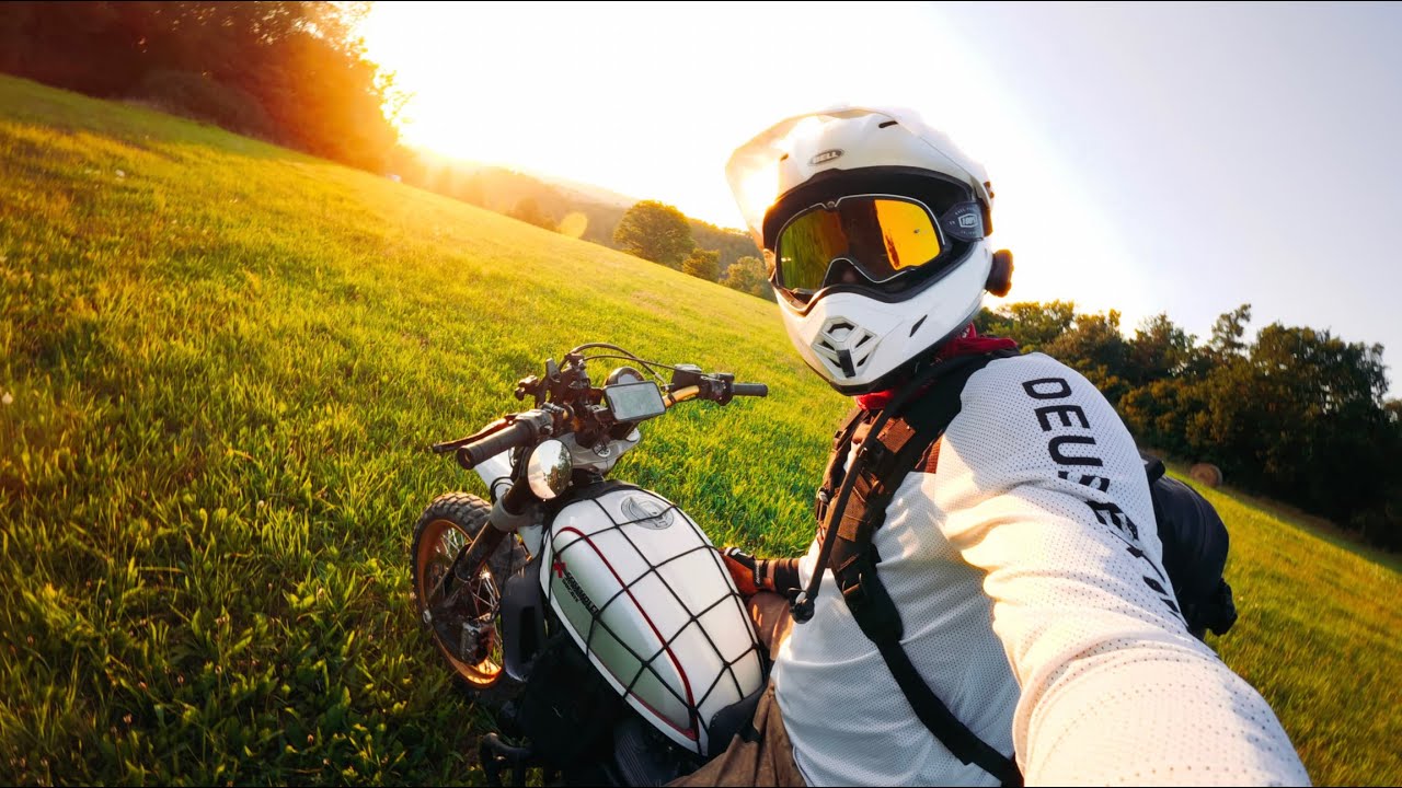 Okolo komína po český krajině ✕ Ducati Scrambler Desert Sled