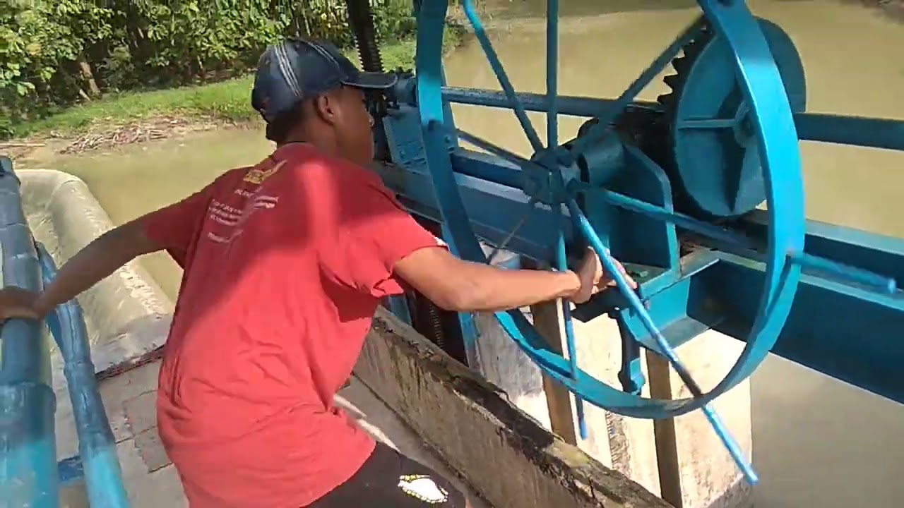 proses penutupan pintu air dam cawak