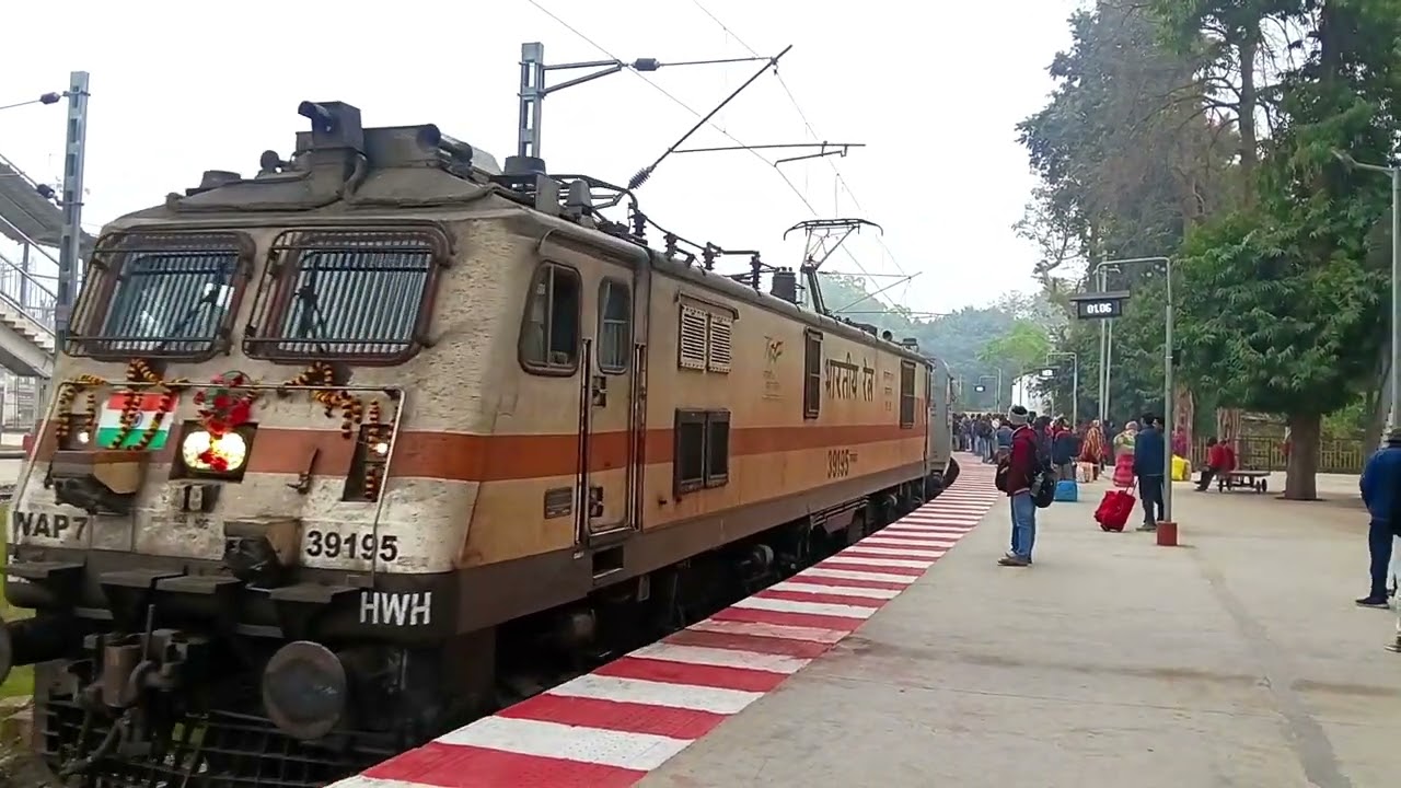 First LHB Run 12333 Howrah - Prayagraj Rambagh Vibhuti Express Entering On Prayagraj Rambagh Station
