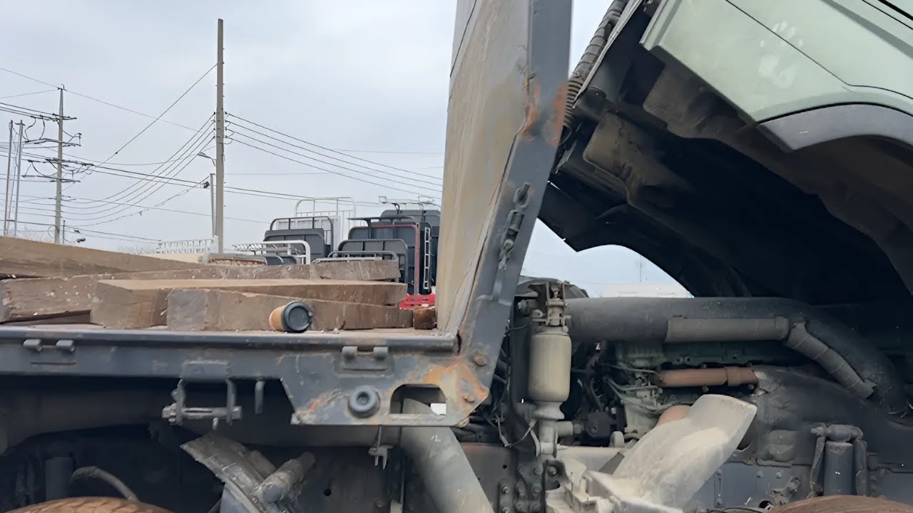 한순간의 스윙 실수로 앙고르대를 직격한... 볼보 25톤 보험 수리로 스틸 적재함(10m2) 교환