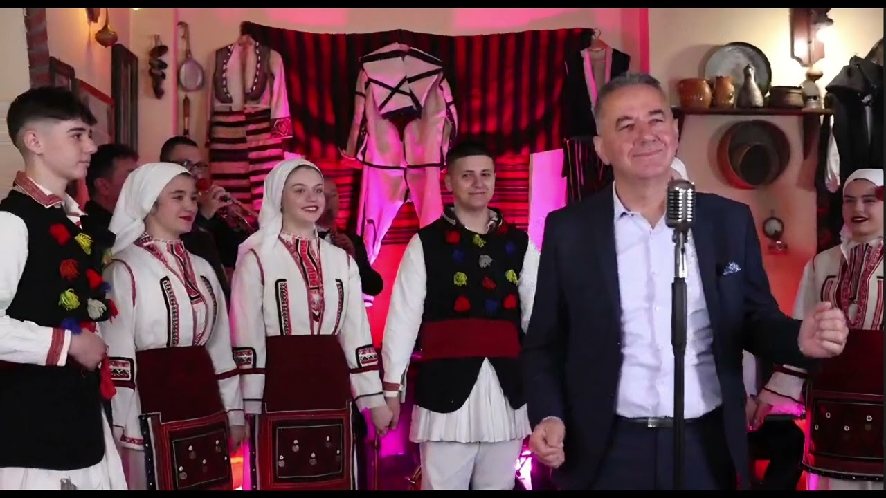 Трајче Каралиоски - ЕДНО ДЕВОЈЧЕНЦЕ МАЛО