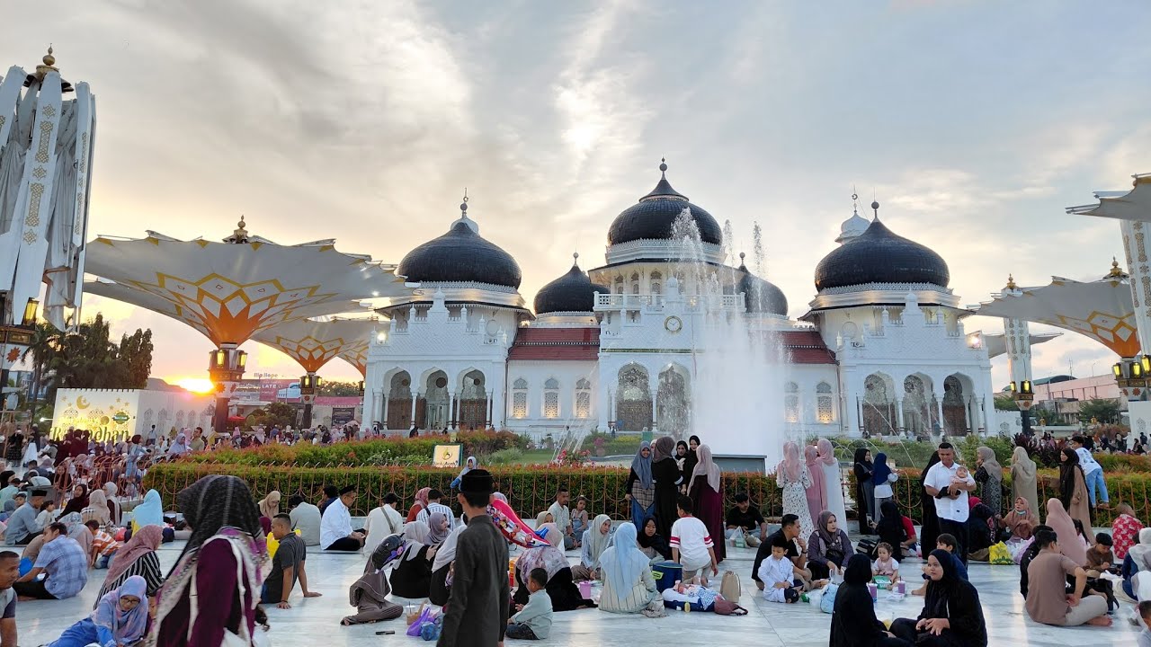 SESEKALI BERBUKA PUASA DIHALAMAN MESJID 