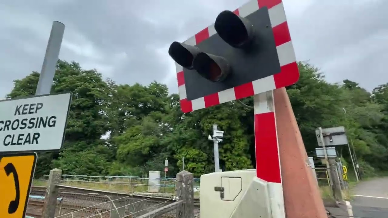 Liss common level crossing