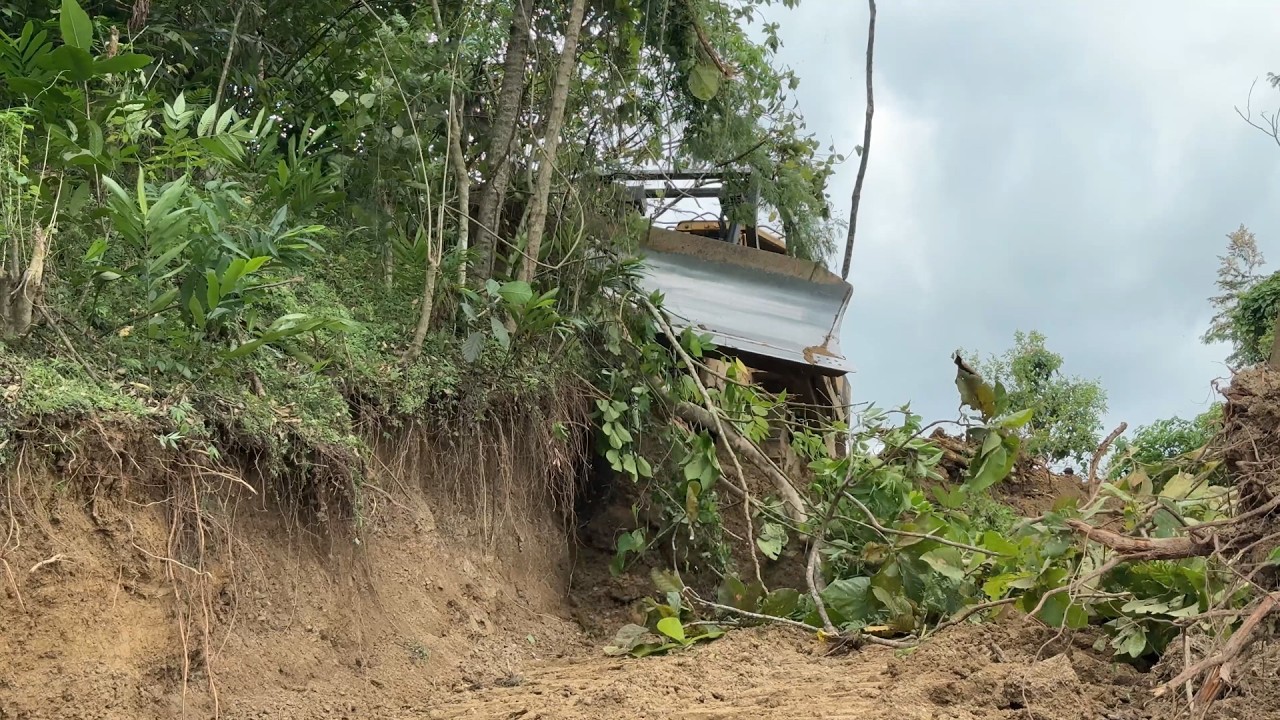 Bulldozer D6R XL Technique for Cutting Hills to Widen the Roadway