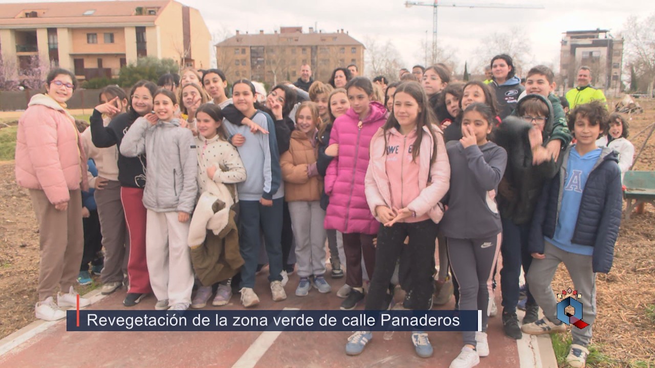 Escolares del colegio Cruz Prado plantan árboles y arbustos en una zona verde de la calle Panaderos