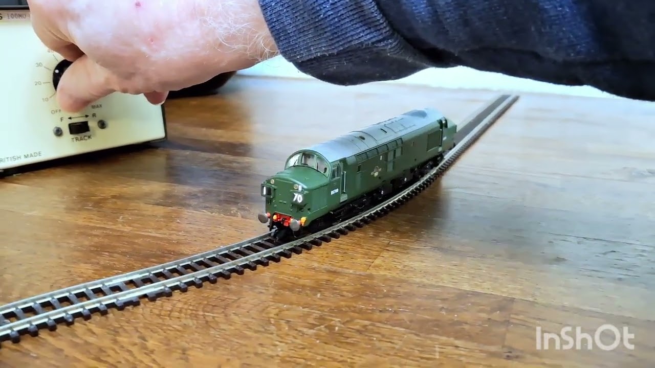 Обзор и тест паровоза Hornby TT 120 зеленого цвета, класс 37.
