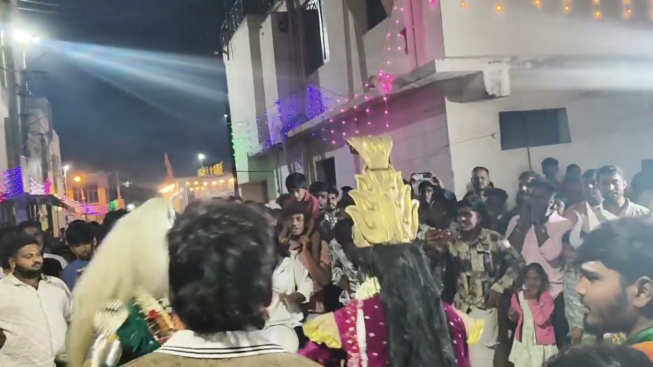 ಬೆಂಗಳೂರಿನ ಹುಣಸಮಾರನಹಳ್ಳಿ ಮುತ್ತಿನ ಪಲ್ಲಕ್ಕಿ ಮೆರವಣಿಗೆ ನಡೆಯುತ್ತಿರುವುದು.