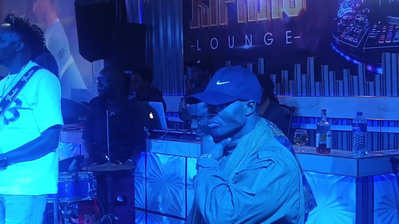 SEE FANS CHEERING  KATOMBI WHEN HE SANG THE KULUKULU OLD SCHOOL LIVE ON STAGE  AT KIFARU PLACE