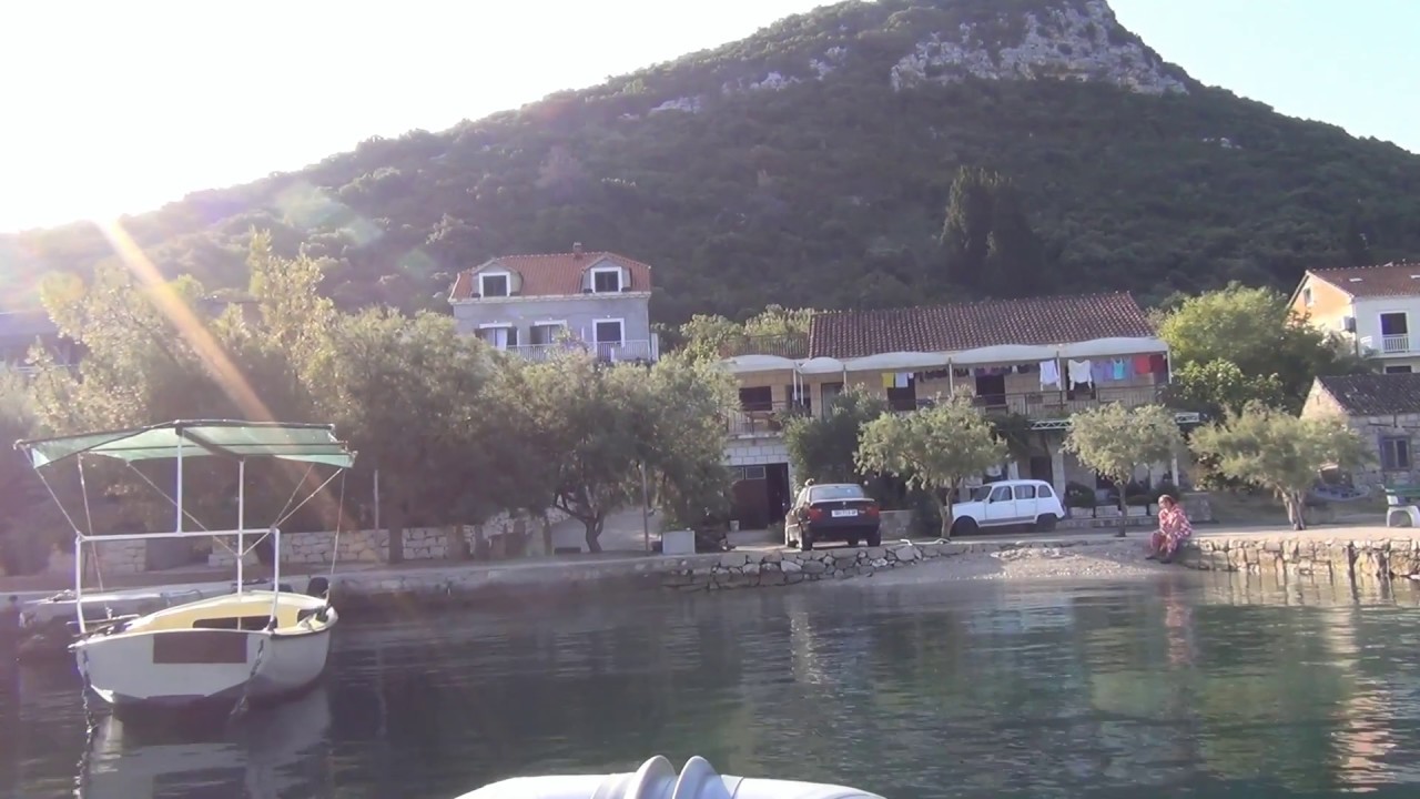 Pohled na Luka Dubrava z lodi po ránu. (Chorvatsko, Pelješac, 2017)