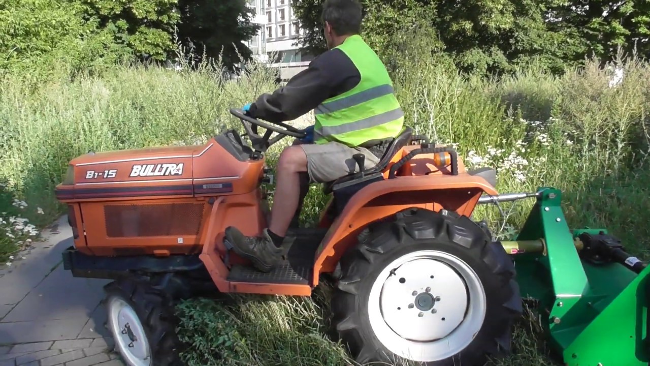 Mulczowanie chwastów traktorkiem Kubota Bulltra B1-15 kosiarka bijakową EFG 115.