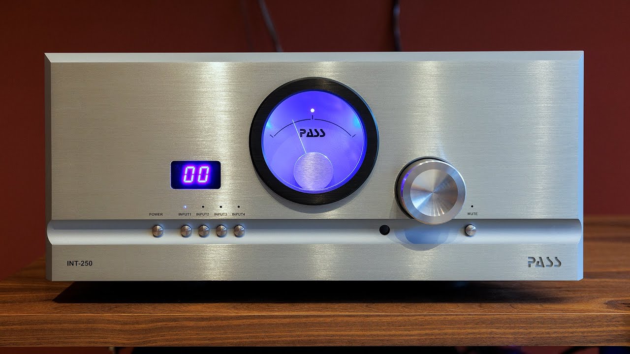 Uwe Heile vom Hifi Studio Falkensee zeigt den Pass INT 250 Vollverst&auml;rker auf dem NEO High End Rack.