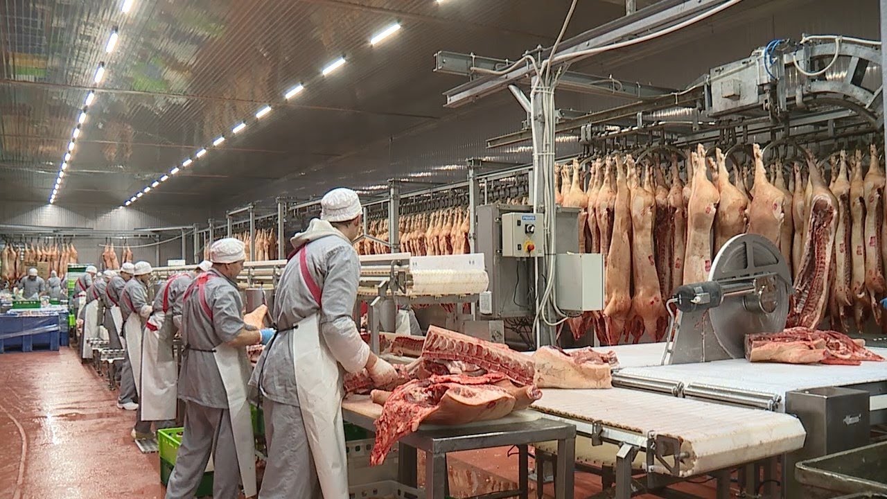 Профессия обвальщика &ndash; одна из самых престижных и высокооплачиваемых на мясокомбинате &laquo;Атяшевский&raquo;