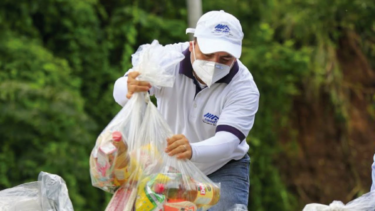 Gobierno entrega cestas solidarias en cant&oacute;n Ayagualo