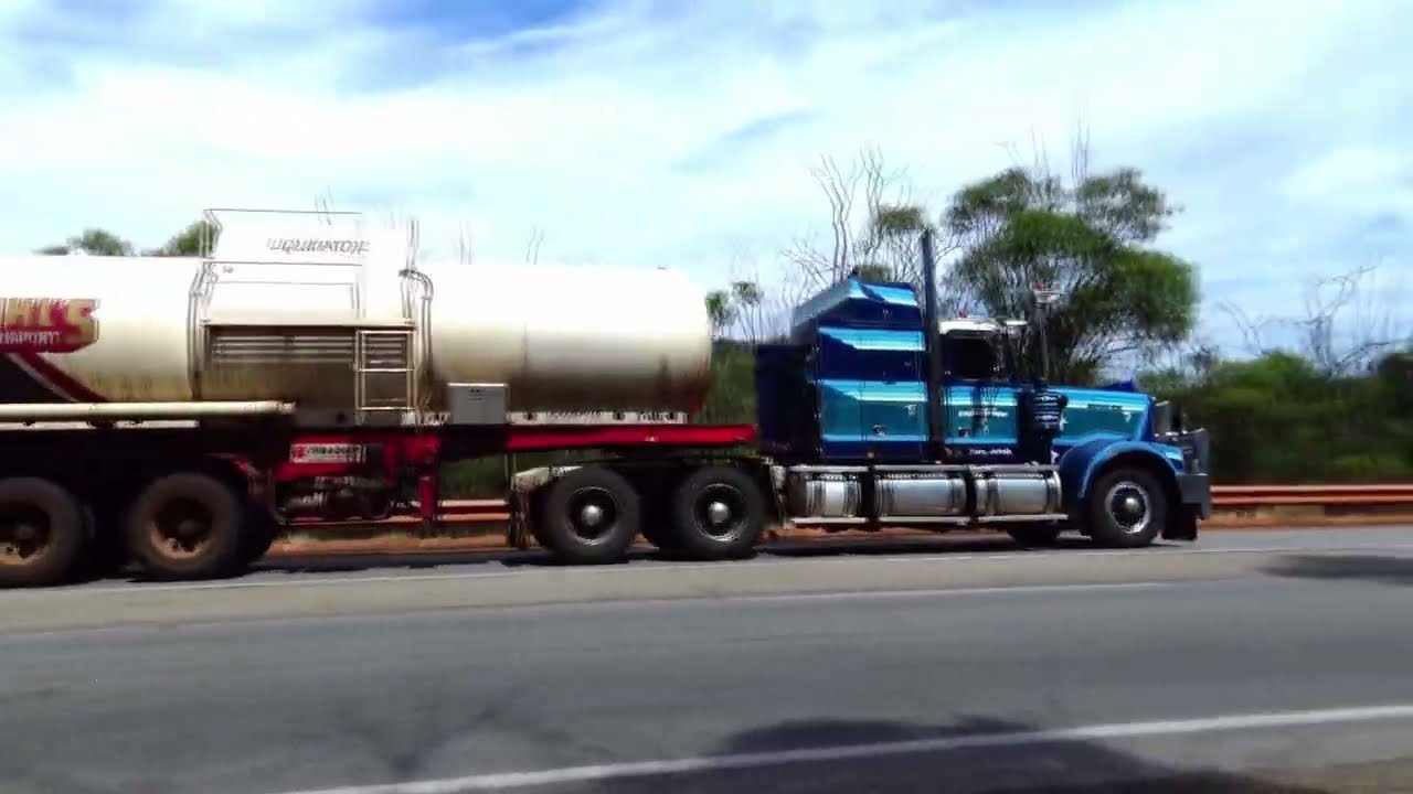 🚛. At Bindoon Hill, on the Great Northern Highway. A few trucks for you to view. Monday 20.1.2025.