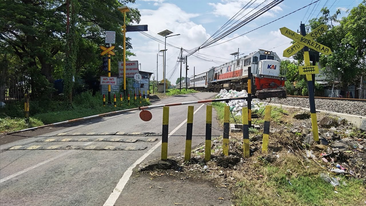 Sirine Unik Tempo Ngebut! Perlintasan Kereta Api Jalan Imam Bonjol Kota Pasuruan
