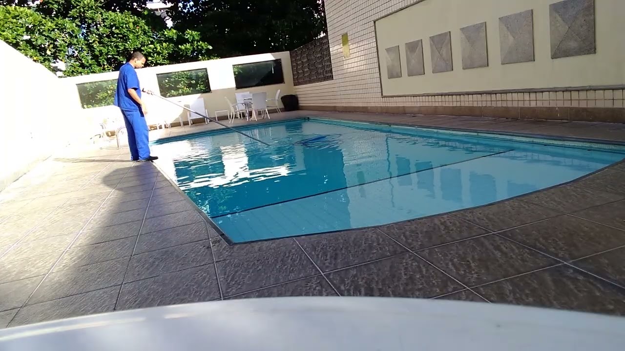 Processo da aspiração da piscina 