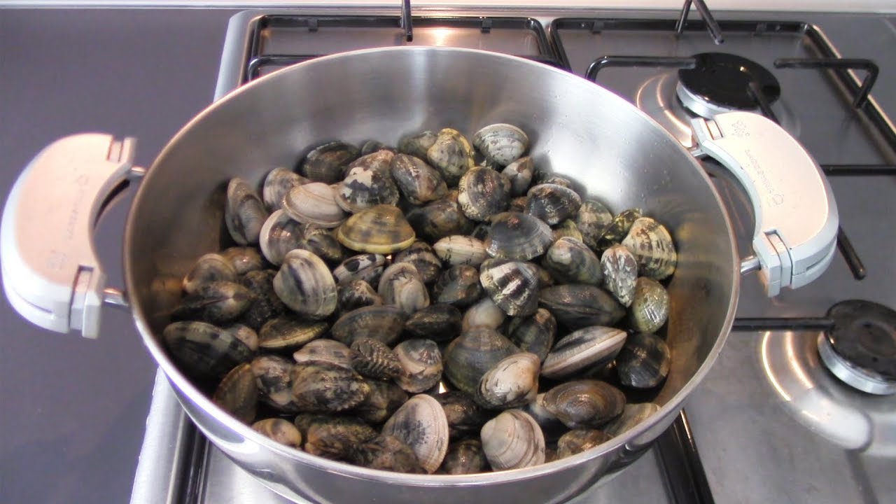 Come acquistare, conservare e cucinare le vongole evitando rischi alimentari?