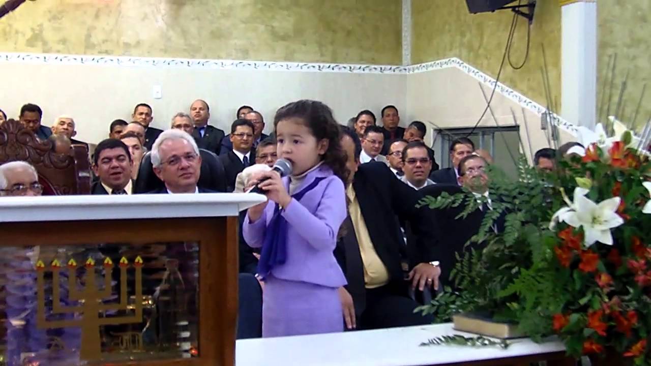 CANTORINHA ELIZA LOUVANDO AO SENHOR NO TEMPLO SEDE NO 24&deg; CONGRESSO