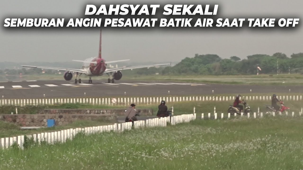 DAHSYAT SEKALI‼️Semburan Angin dari Pesawat Batik Air saat take off dekat pinggir Jalan Raya
