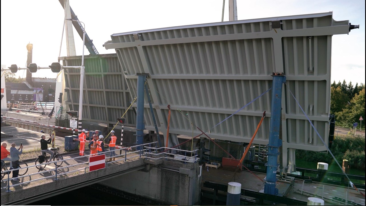 Timelapse plaatsen brugklep Cruquiusbrug