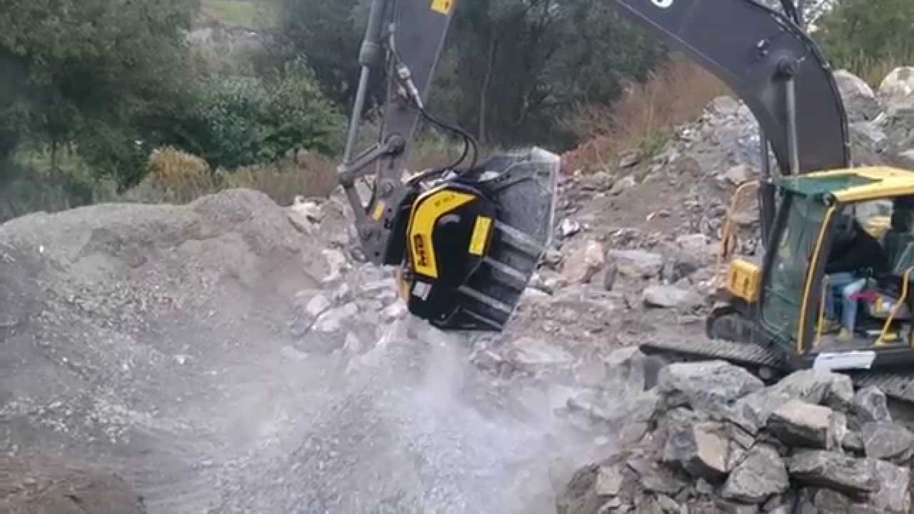 Le godet concasseur BF90.3  &agrave; l&rsquo;&oelig;uvre pour recycler du mat&eacute;riel de travaux publics